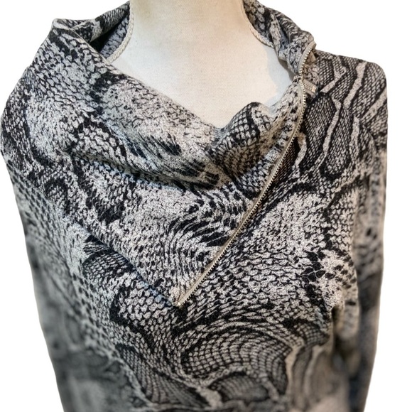WHBM gray & black mixed animal print funnel neck tunic length sweater sz medium - Picture 4 of 11